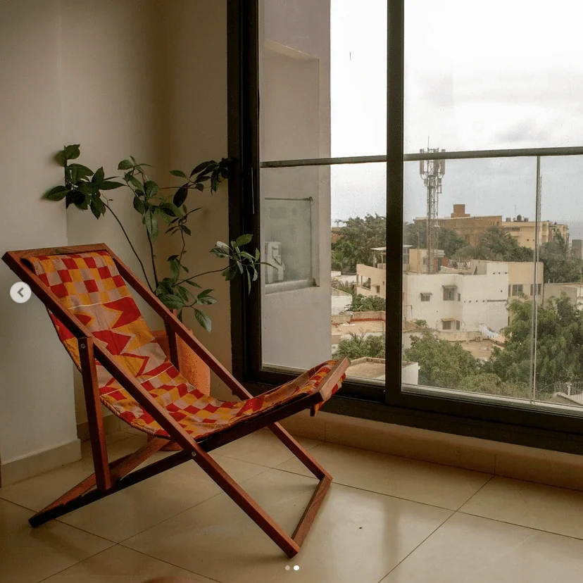 Chaise longue Entre les Lignes en bois brut — vue de face