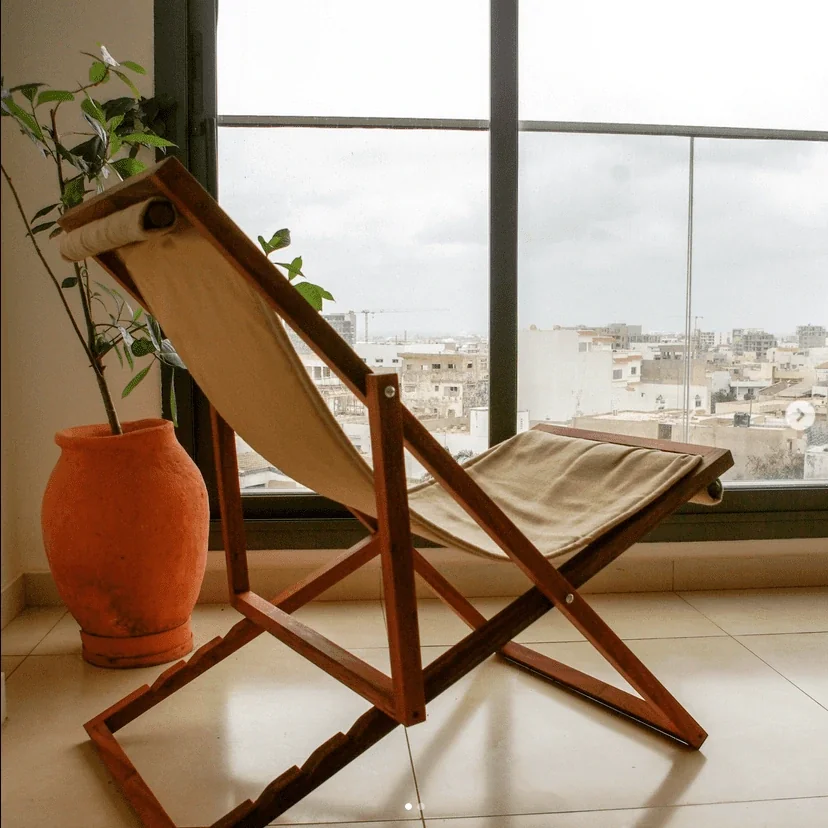 Chaise longue Entre les Lignes en bois brut — vue de profil