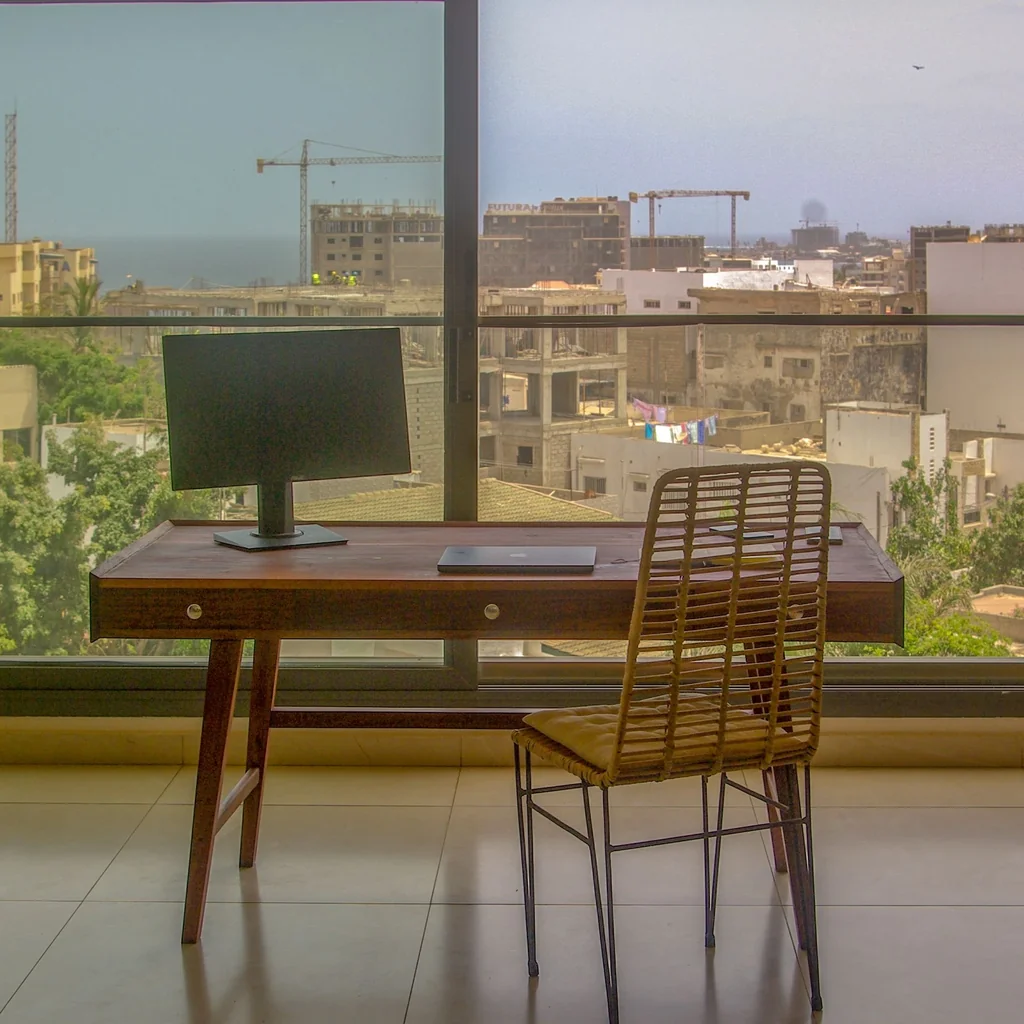Bureau Entre les Lignes en Makoré — vue de face