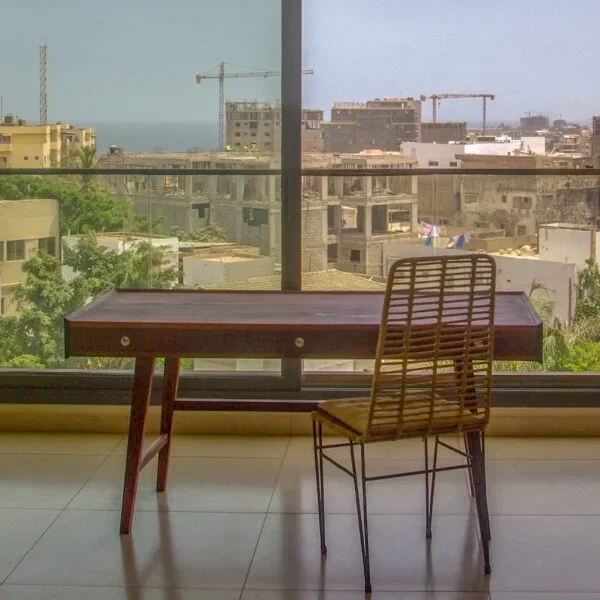 Bureau Entre les Lignes en Makoré — vue latérale