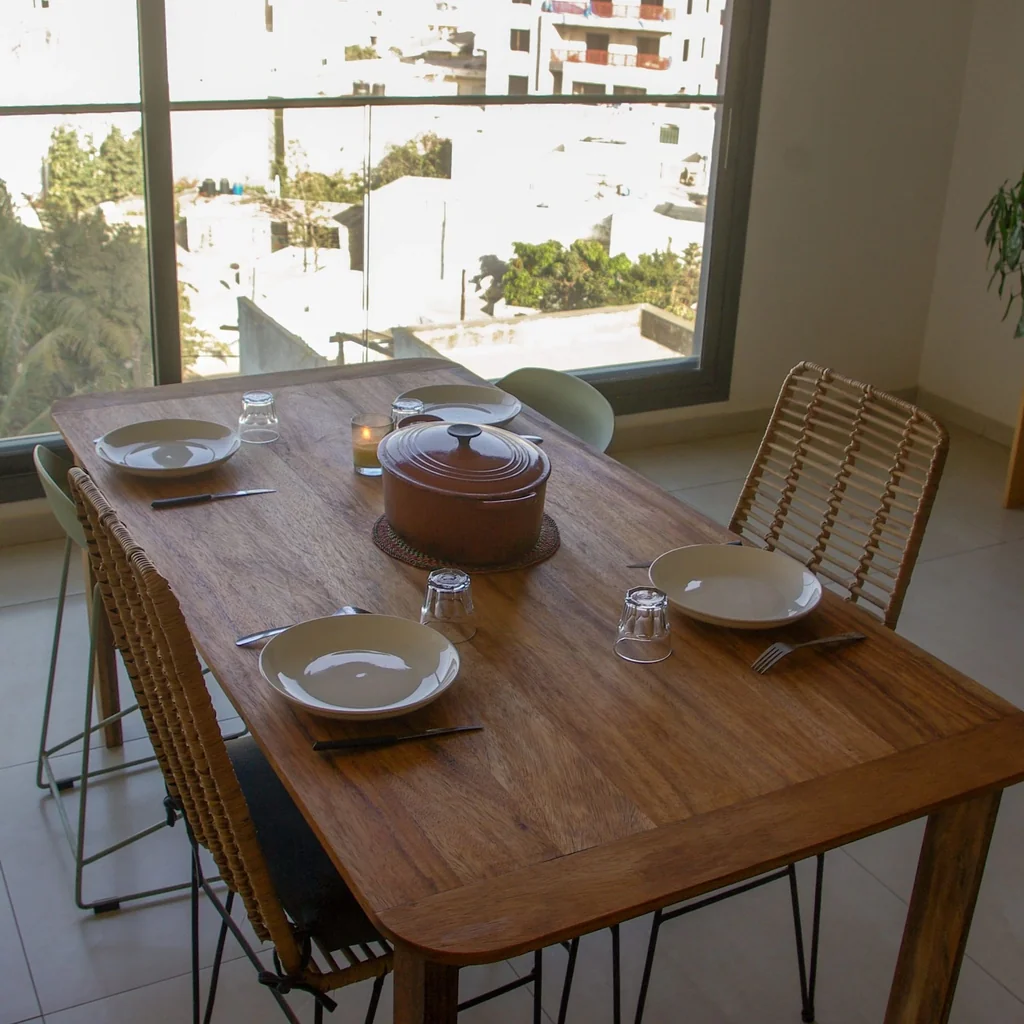 Table Bobo-Dioulasso en bois brut — vue de dessus