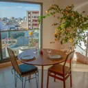 Table ronde Yamoussoukro en bois brut — vue de dessus