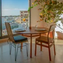 Table ronde Yamoussoukro en bois brut — vue de face