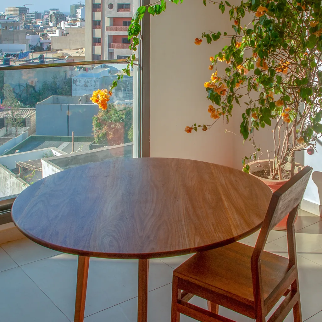 Table ronde Yamoussoukro en bois brut — vue détaillée
