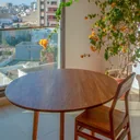 Table ronde Yamoussoukro en bois brut — vue détaillée