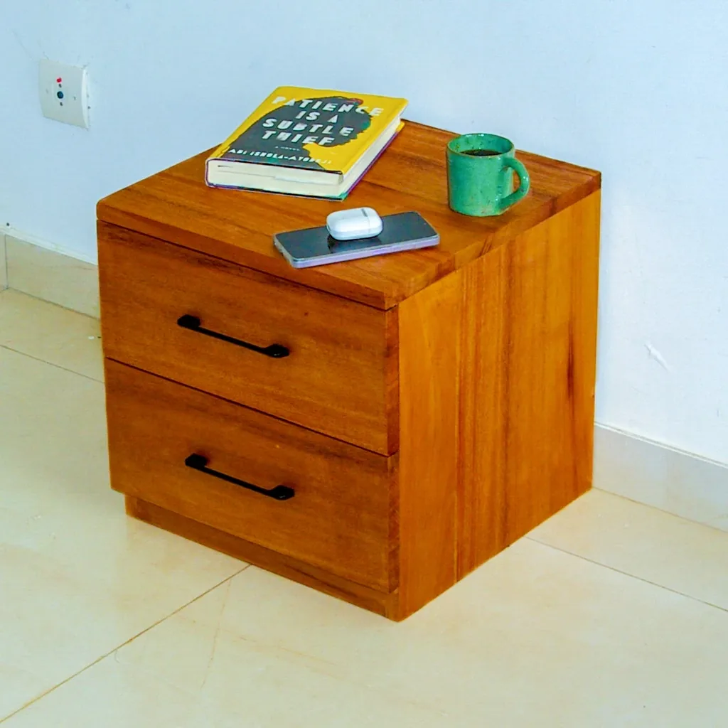 Table de chevet Cotonou en bois brut — vue de face