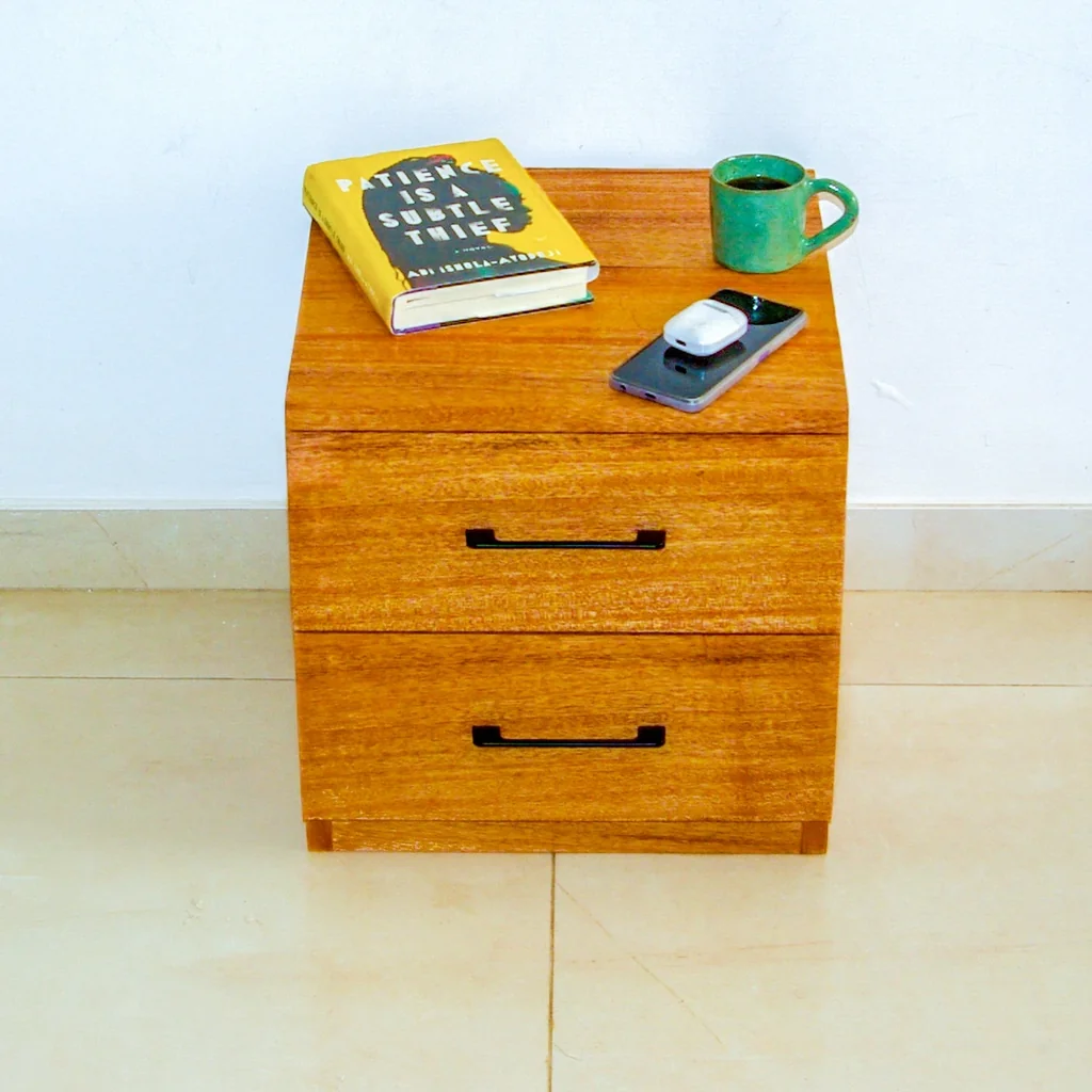 Table de chevet Cotonou en bois brut — vue latérale