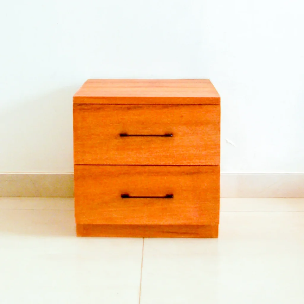 Table de chevet Cotonou en bois brut — vue détaillée