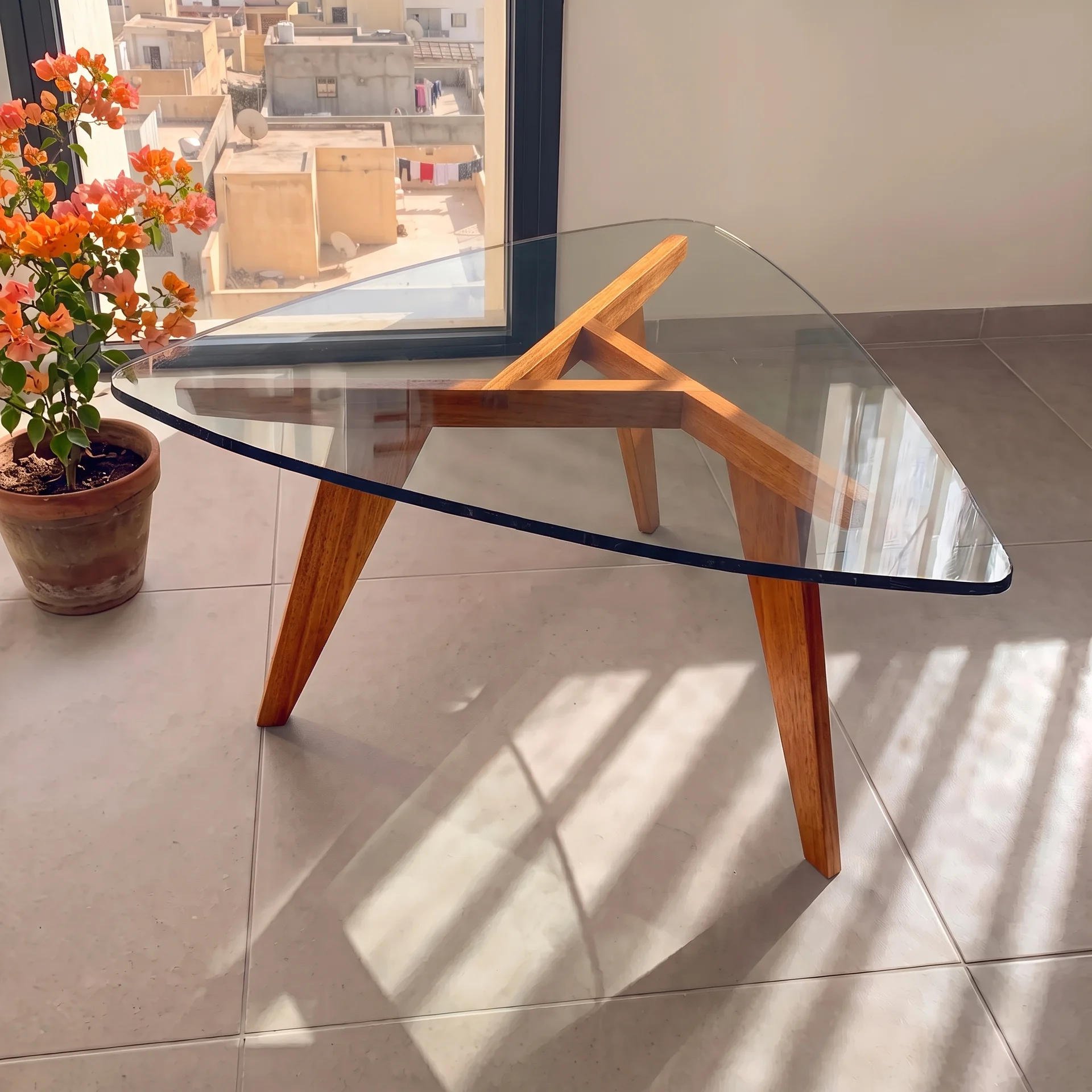 Table basse Tombouctou en bois massif et verre — vue basse au soleil