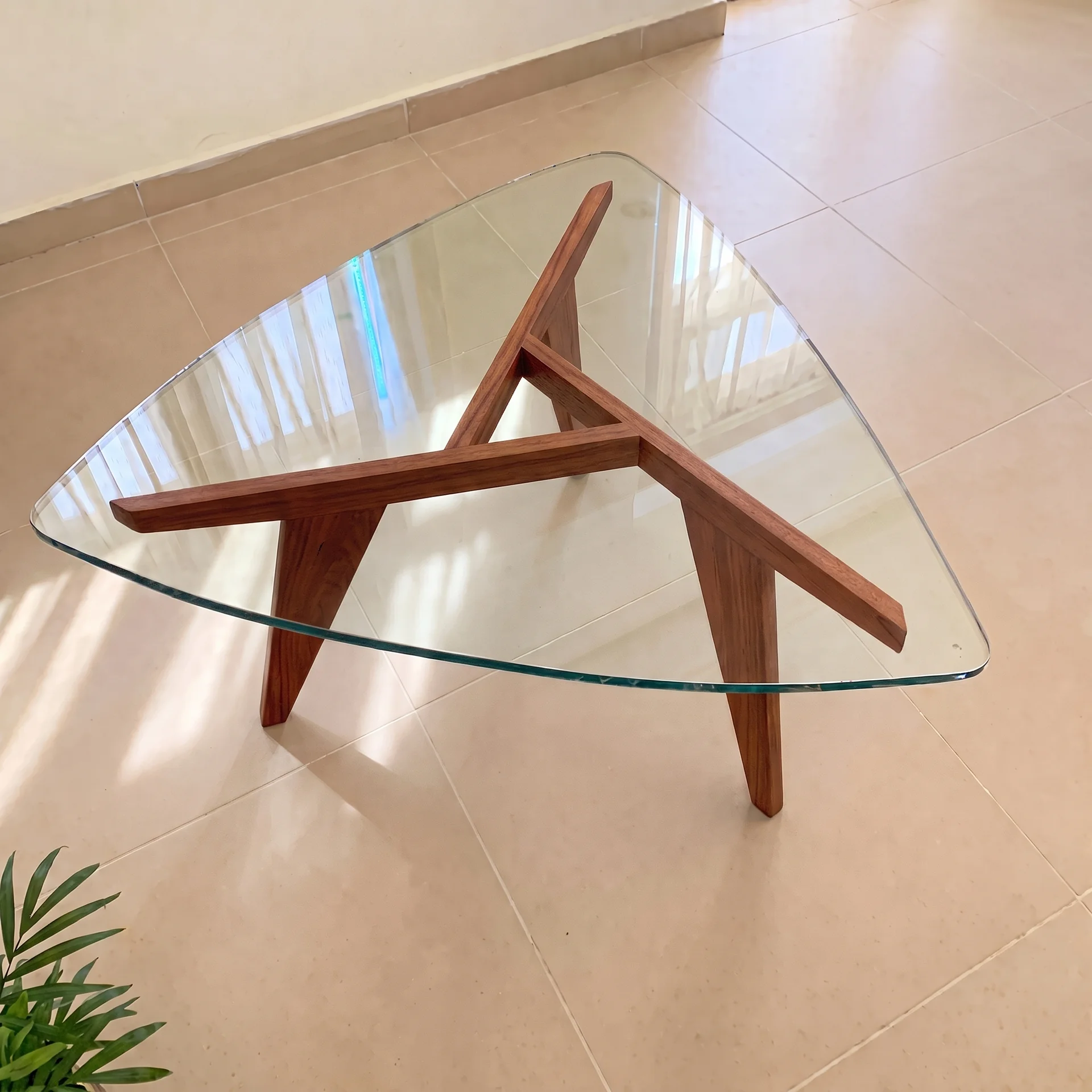 Table basse Tombouctou en bois massif et verre — vue de dessus