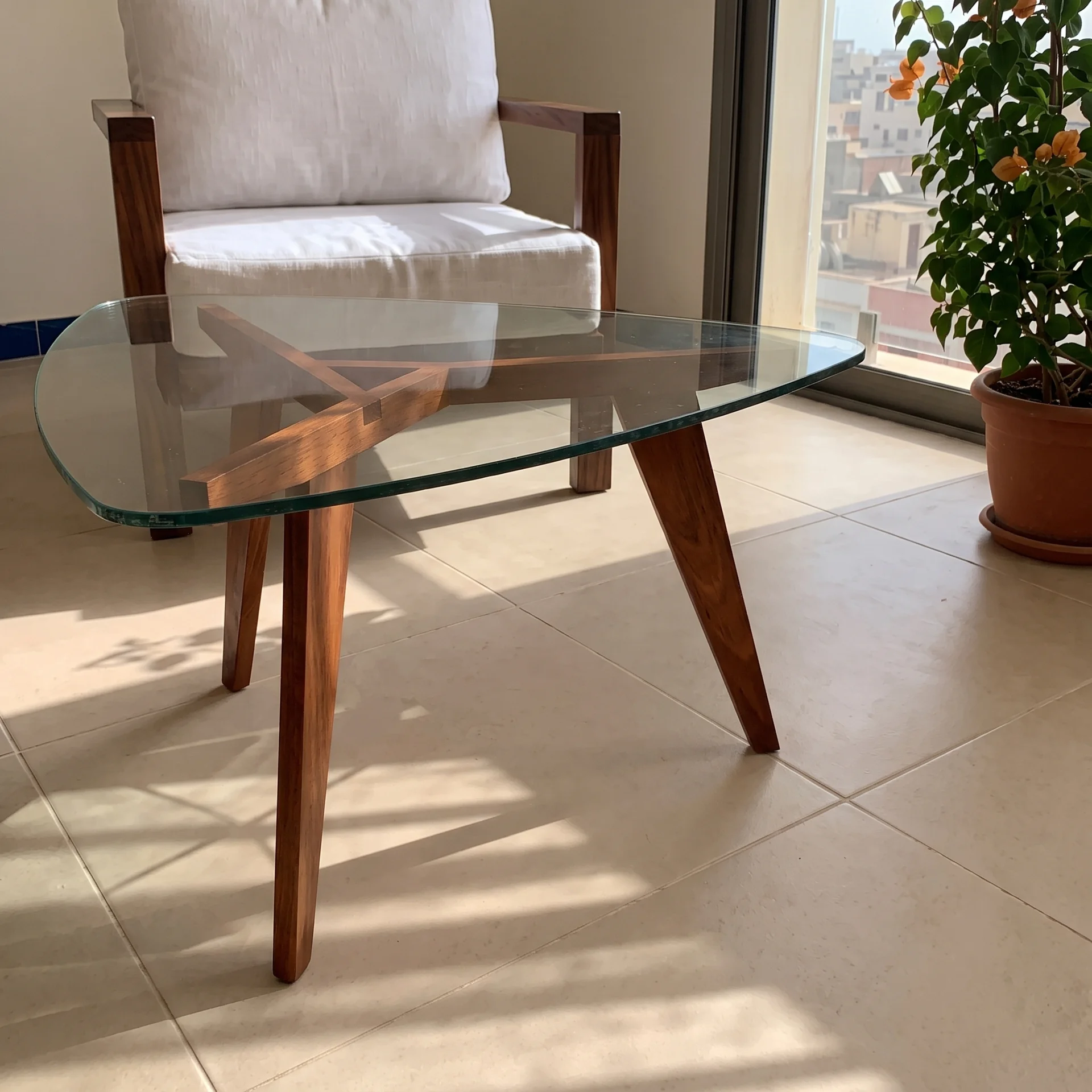 Table basse Tombouctou en bois massif et verre — dans le salon