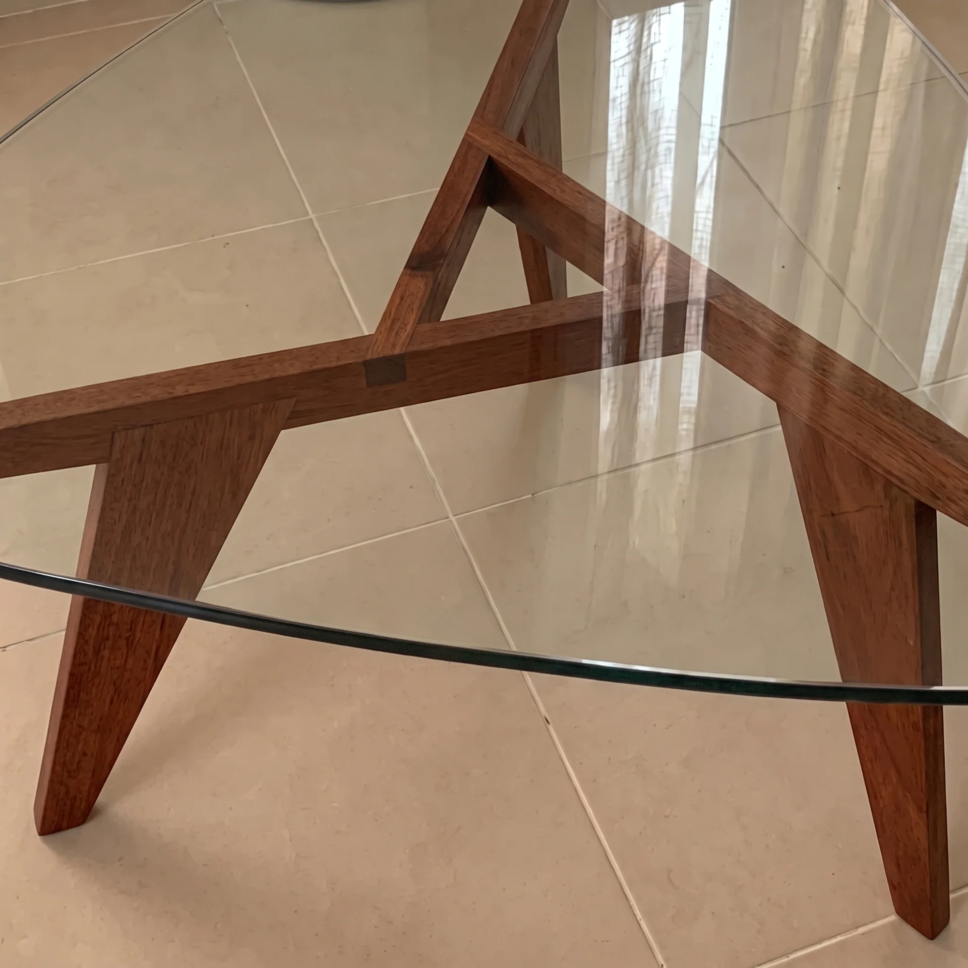Table basse Tombouctou en bois massif et verre — assemblage des trois branches