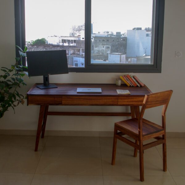 Bureau en bois brut, Entre les lignes – Image 3