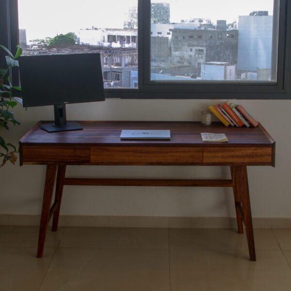 Bureau en bois brut, Entre les lignes – Image 2