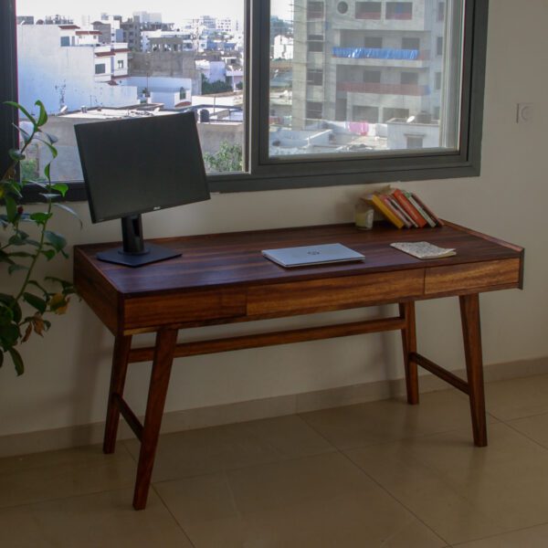 Bureau en bois brut, Entre les lignes