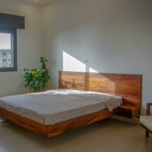 lit plateforme en bois brut